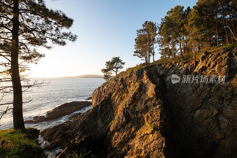 Ría de Betanzos海岸的悬崖。